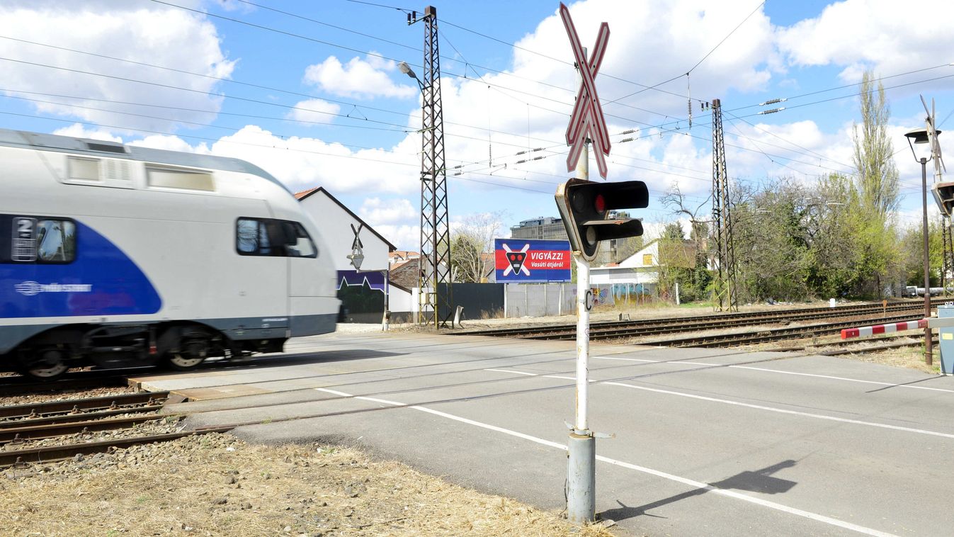 Budapest, 2022. április 11.
Vonat halad a XV. kerületi Szerencs utca és Elem utca kereszteződésénél 2022. április 11-én. A vasúti átkelőkben történt balesetek számának drasztikus növekedése miatt a MÁV figyelemfelkeltő vasútbiztonsági kampányt indít.
MTI/
