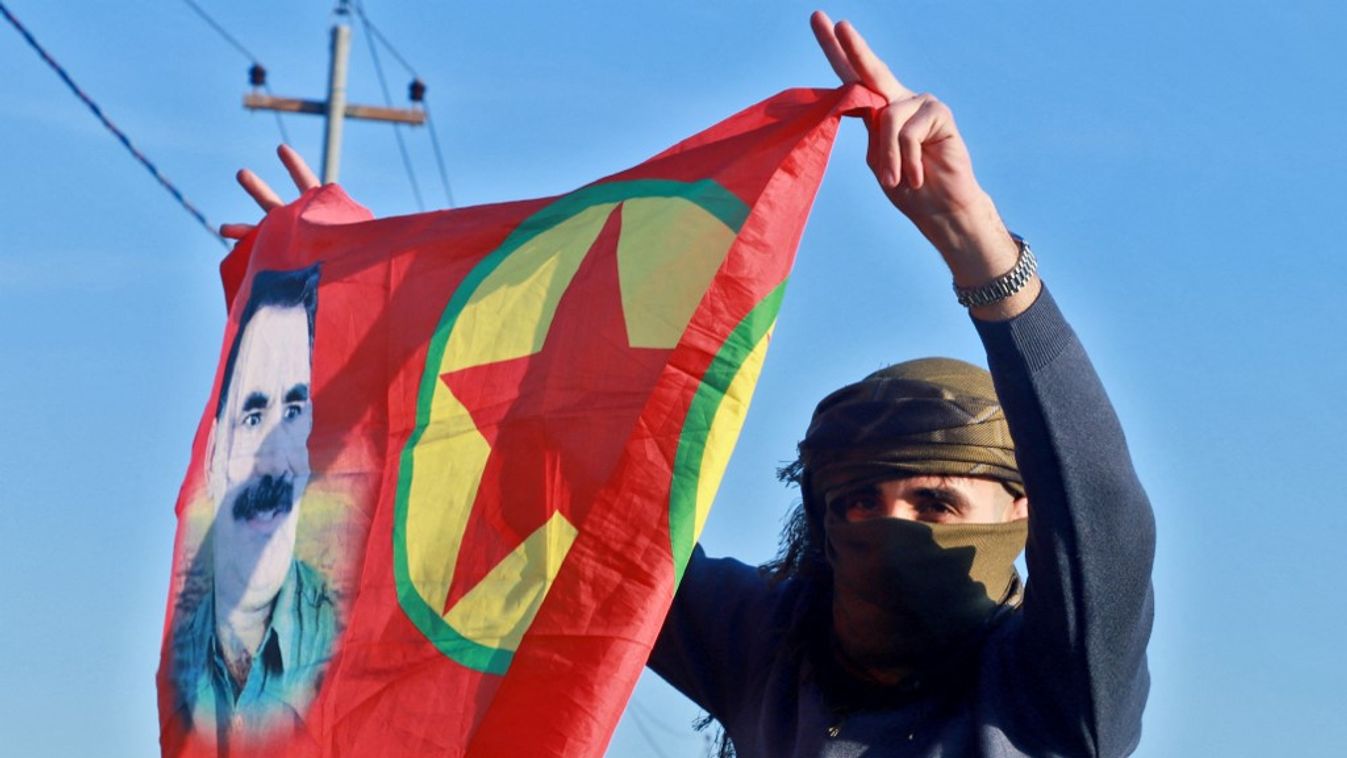 Egy iraki kurd nő a Kurdisztáni Munkáspárt (PKK) alapítójának, Abdullah Öcalannak az arcképével ellátott zászlót lenget (Fotó: AFP)