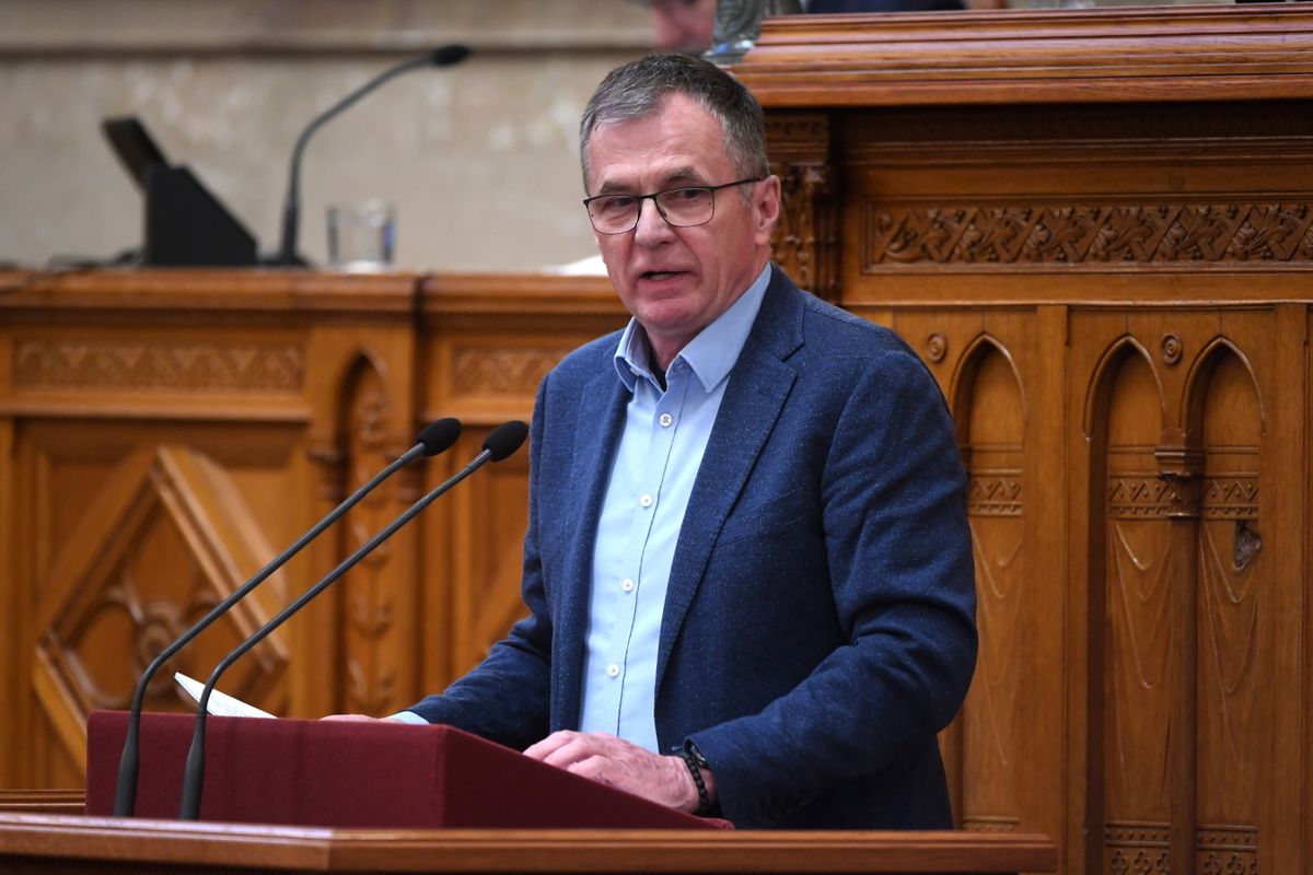 Budapest, 2025. április 9.
Horváth László kormánybiztos, a Fidesz képviselője, mint előterjesztő felszólal a kábítószer előállításának, használatának, terjesztésének, népszerűsítésének tilalmával összefüggő törvénymódosításokról tartott vitán az Országgyűlés plenáris ülésén 2025. április 9-én.
MTI/Kovács Attila