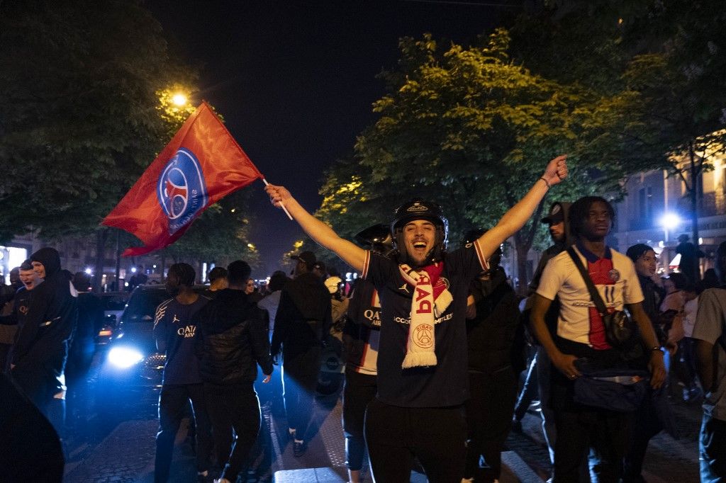 A PSG szurkolói ünneplik Párizs utcáin, hogy BL-döntőbe jutott a csapatuk