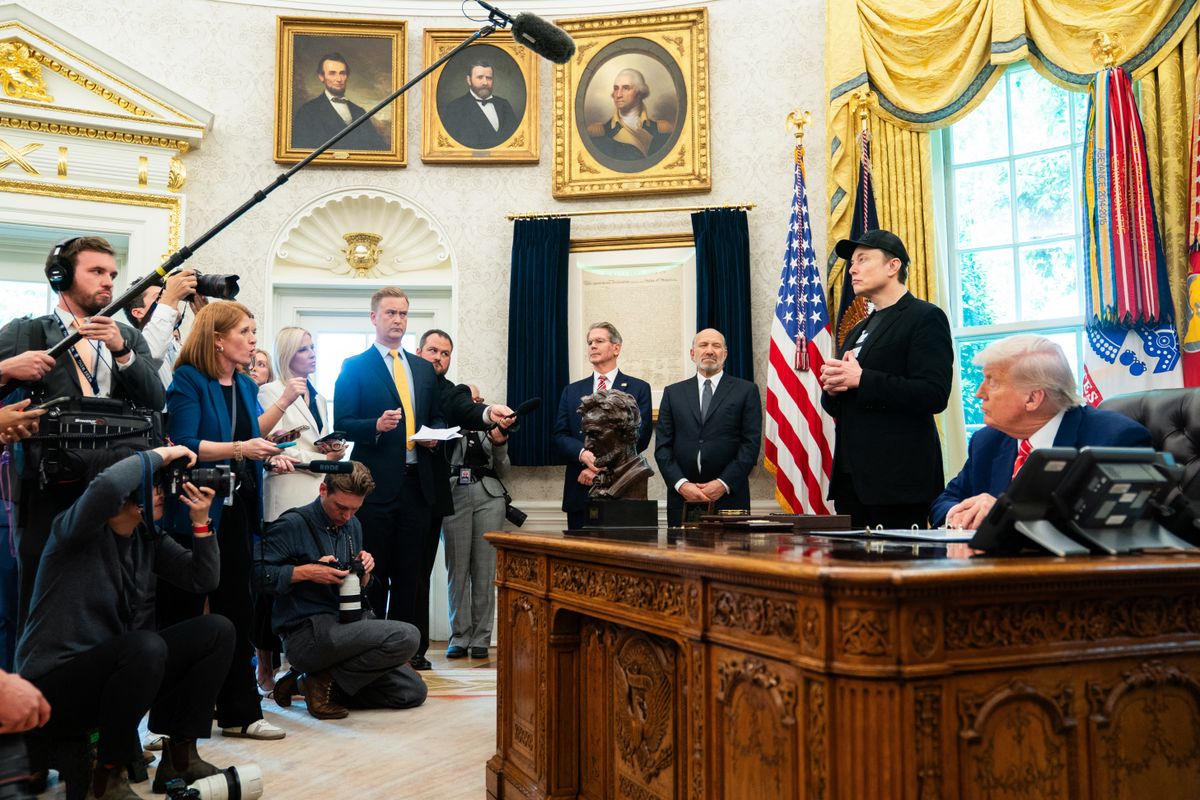 Musk szerint a Doge nem ért véget, csak új szakasz kezdődik. Trump dicsérte a munkáját, és tanácsadóként tovább számít rá.