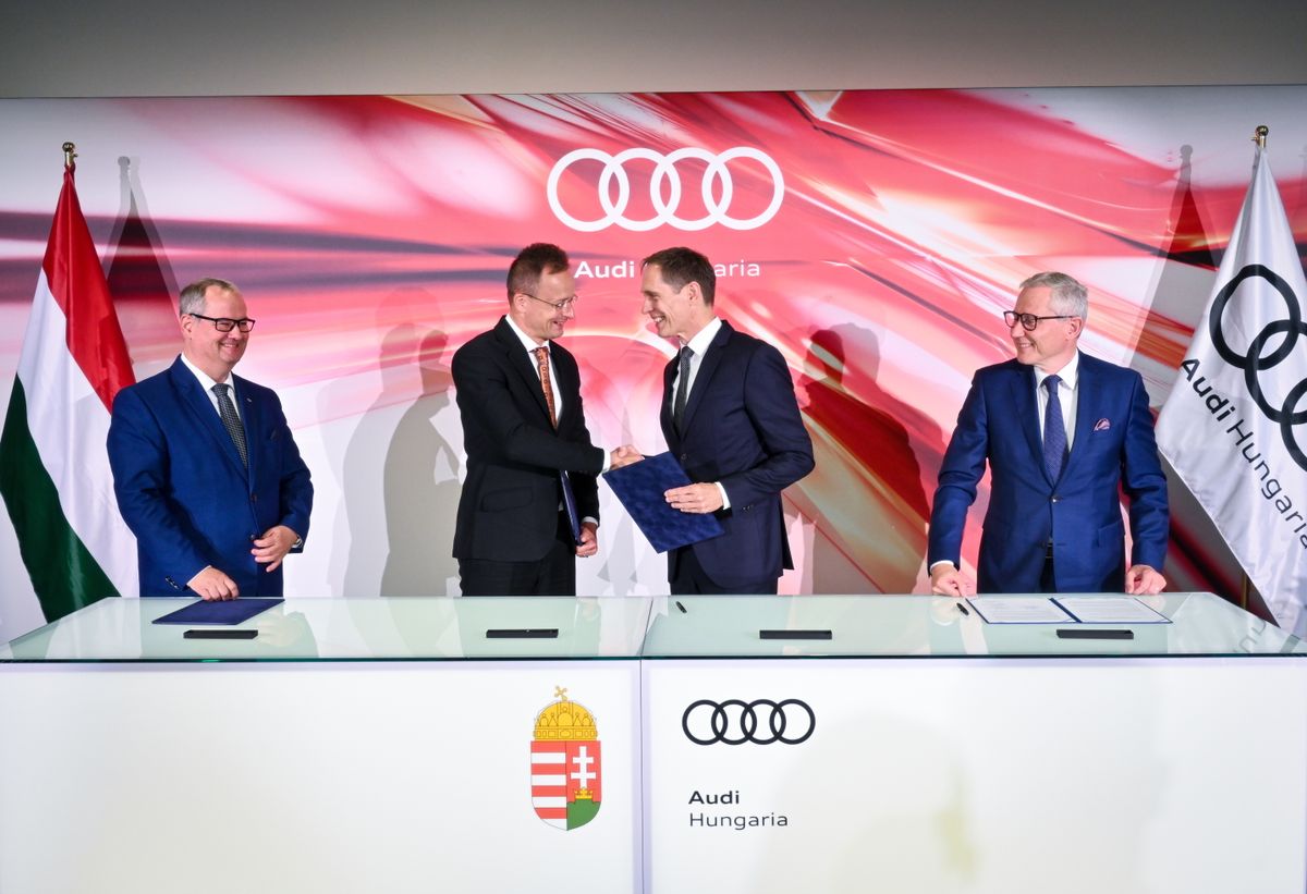 Szijjártó Péter, külgazdasági és külügyminiszter és Gerd Walker, az Audi Hungaria felügyelőbizottságának elnöke az egymilliomodik Q3-as modell elkészülte alkalmából tartott ünnepségen