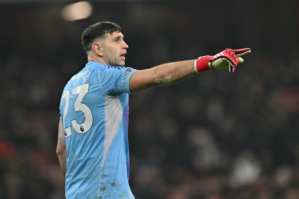 A Premier League év védéséért járó díja Emiliano Martínezhez került