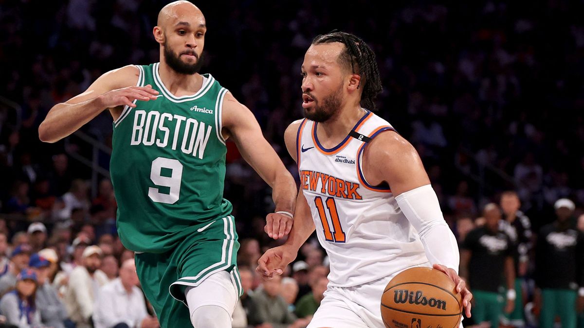 A New York Knicks játékosa Jalen Brunson csak szenvedett a Boston Celtics kosaras Derrick White szorításában