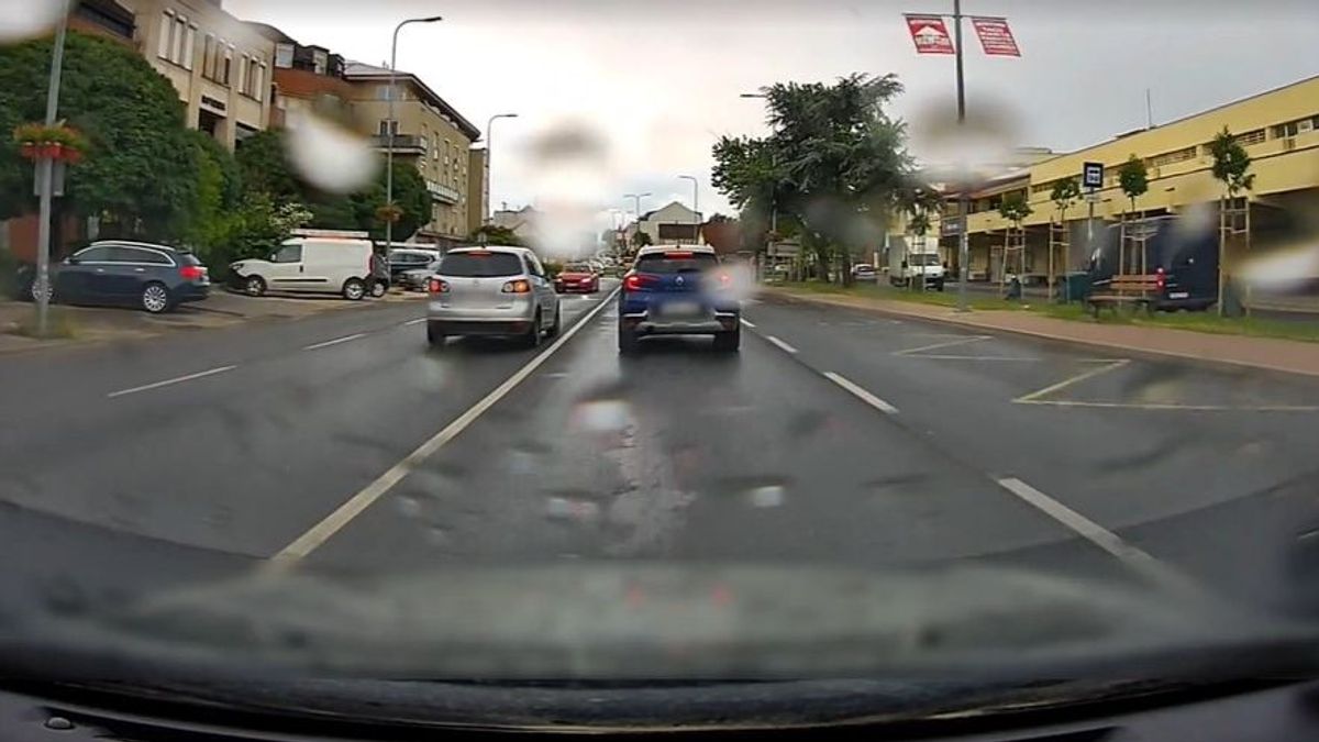 Meg sem próbált lehúzódni a gátlástalan golfos, pedig ő volt rossz helyen + videó