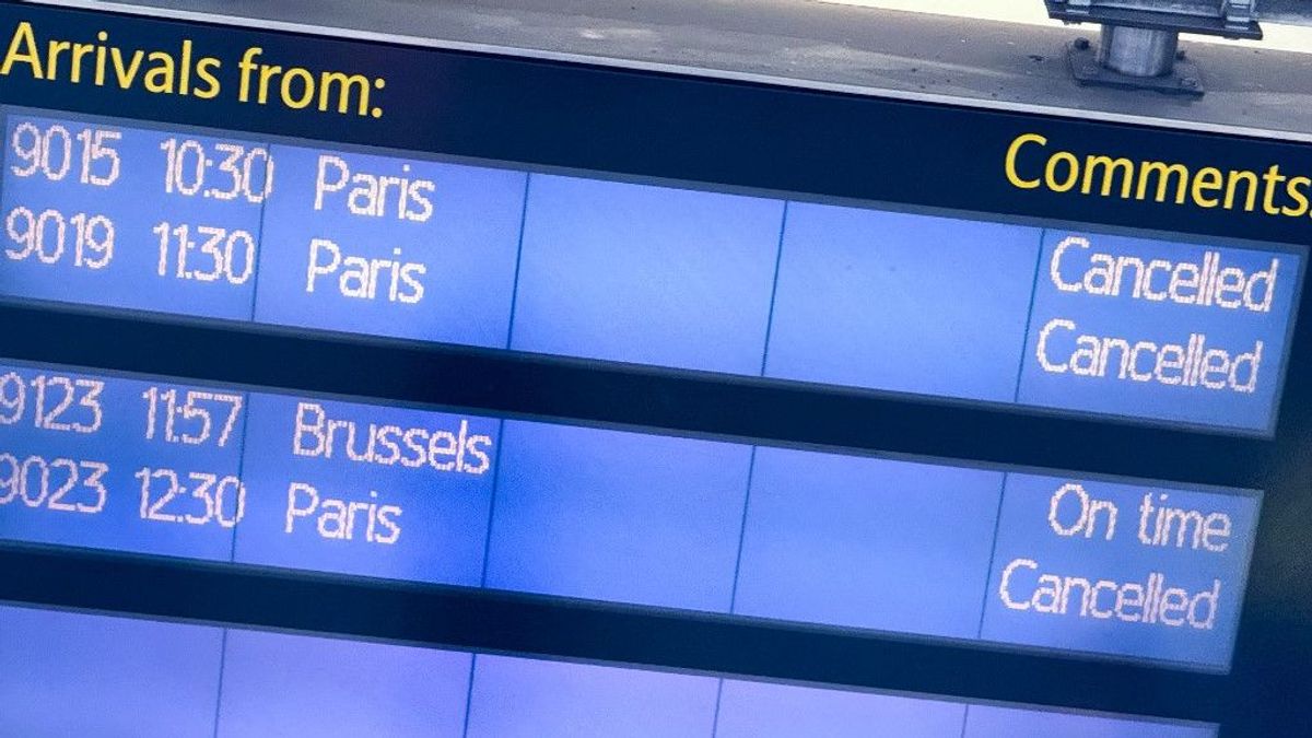 Káosszal indult a nap Londonban, és sokan késtek el miatta