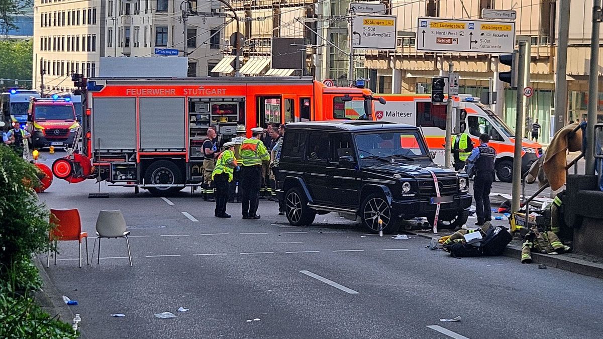 Autó hajtott az emberek közé Stuttgartban