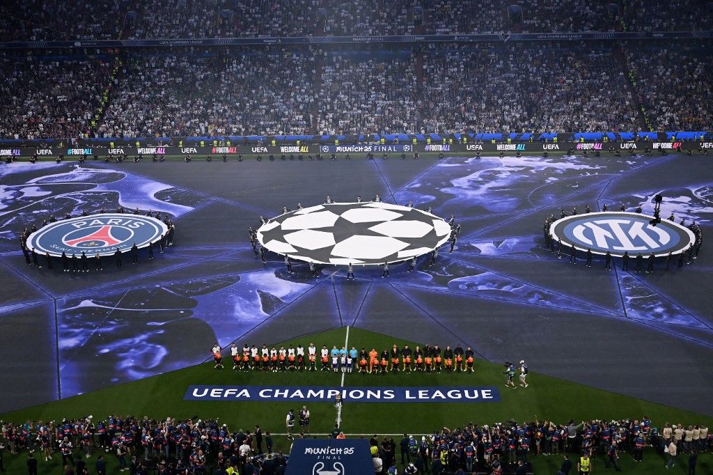 Bajnokok Ligája, BL, döntő, 2025, PSG, Inter, München, Players stand during the ceremony prior to the UEFA Champions League final football match between Paris Saint-Germain (PSG) and Inter Milan in Munich, southern Germany on May 31, 2025. (Photo by Kiril