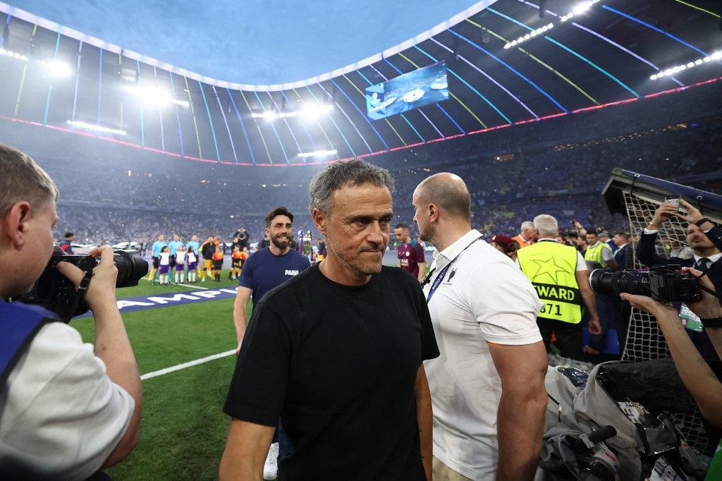 Bajnokok Ligája, BL, döntő, 2025, PSG, Inter, München, Paris Saint-Germain's Spanish headcoach Luis Enrique (C) arrives in the technical area ahead of the UEFA Champions League final football match between Paris Saint-Germain (PSG) and Inter Milan in Muni