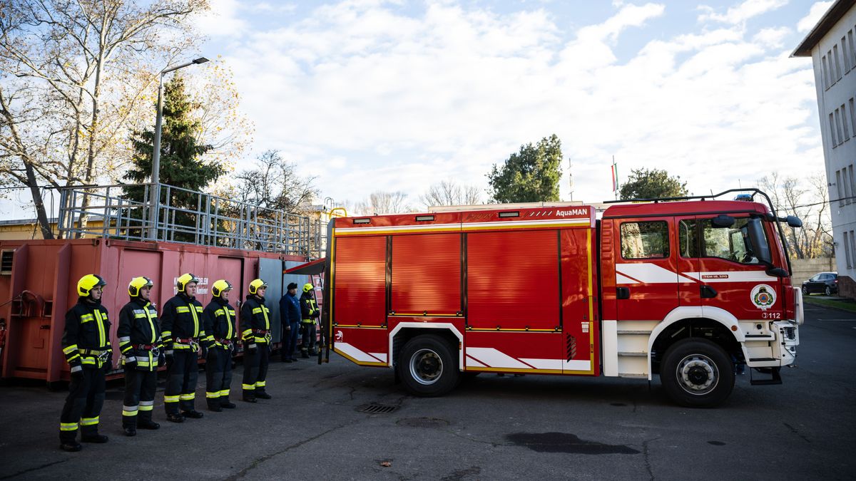 Kirakatba hajtott egy autós egy Budapest környéki településen
