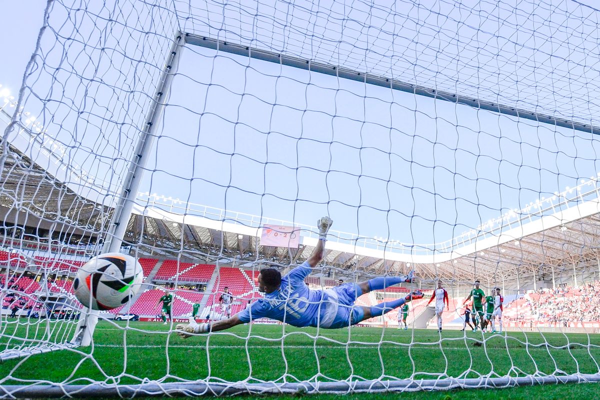 Debrecen, 2024. október 19.
A paksi csapat harmadik gólja a labdarúgó OTP Bank Liga 10. fordulójában játszott Debreceni VSC - Paksi FC mérkőzésen a debreceni Nagyerdei Stadionban 2024. október 19-én. A képen Megyeri Balázs, a DVSC kapusa látható.
MTI/Czeglédi Zsolt