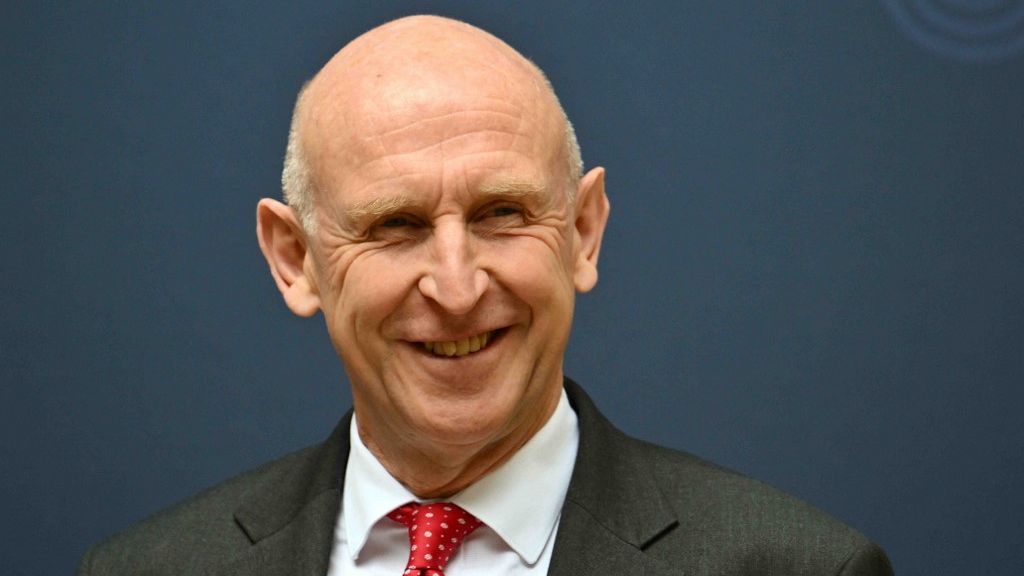 John Healey brit védelmi miniszter szerint az Egyesült Királyság fokozza a kibertámadásokat Oroszország és Kína ellen (Fotó: ALBERTO PIZZOLI / AFP)