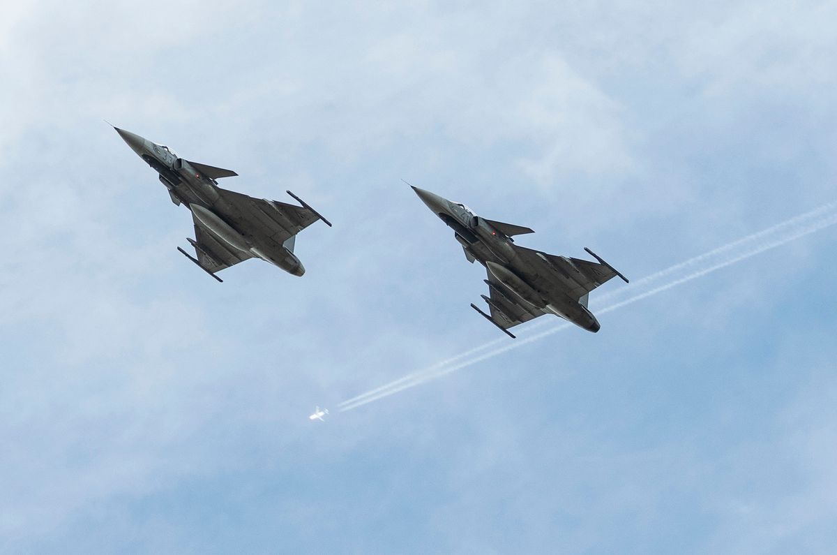 Debrecen, 2024. július 6.
A Magyar Honvédség Gripen vadászgépei áthúznak a Kossuth tér felett a XXII. Nemzetközi Katonazenekari Fesztivál zárónapján Debrecenben 2024. július 6-án.
MTI/Balázs Attila