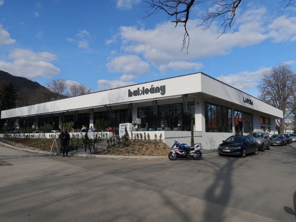 A Hableány modern épülete az Év Balatoni Háza pályázat korábbi díjazottja.