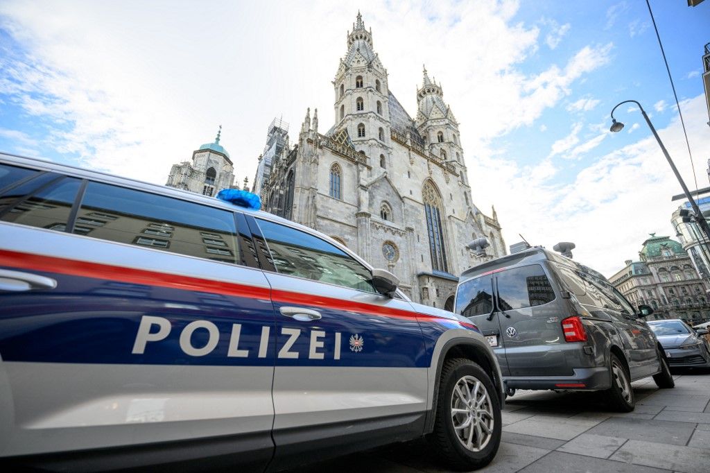 A police car stands near the Stephansdom (St. Stephen's Cathedral) in Vienna, Austria, on December 24, 2023. The German daily Bild reported on its website that officials in Austria, Germany and Spain have all received indications that an Islamist group was planning several attacks in Europe, possibly on New Year's Eve and Christmas. (Photo by MAX SLOVENCIK / APA / AFP) / Austria OUT