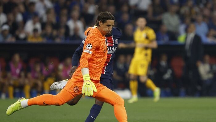 Bajnokok Ligája, BL, döntő, 2025, PSG, Inter, München, Inter Milan's Swiss goalkeeper #01 Yann Sommer stops a shot on goal by Paris Saint-Germain's French forward #10 Ousmane Dembele (back) during the UEFA Champions League final football match between Par