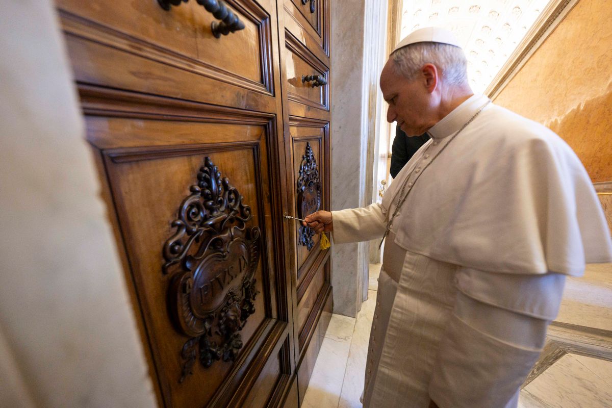 XIV. Leó pápa visszatér az Apostoli Palotába.