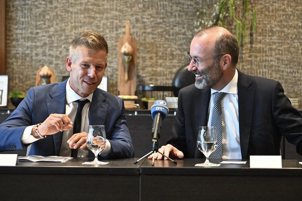 Magyar Péter, a Tisza Párt vezetője és Manfred Weber, az Európai Néppárt (EPP) elnöke (Fotó: AFP)