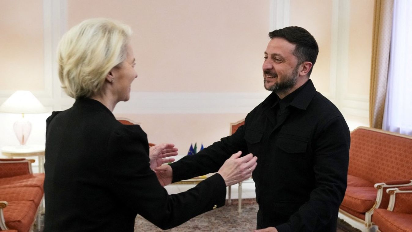 Ursula von der Leyen, az Európai Bizottság elnöke (B) sétál Volodimir Zelenszkij ukrán elnökkel (Fotó: AFP)