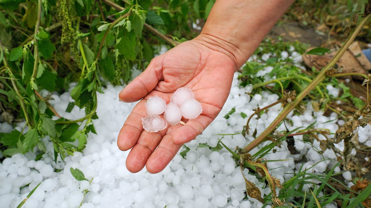 Lecsapott a jégeső, fehérbe borultak az utak