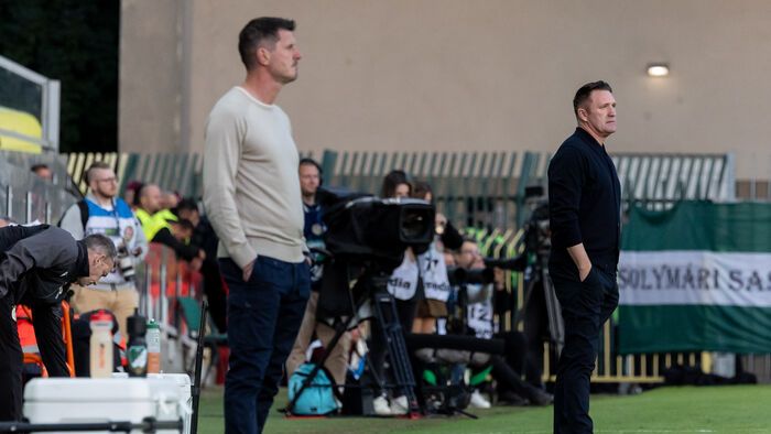 Borbély Balázs (világosban) a Győr, Robbie Keane pedig az FTC vezetőedzőjeként várta a záróforduló rangadóját.