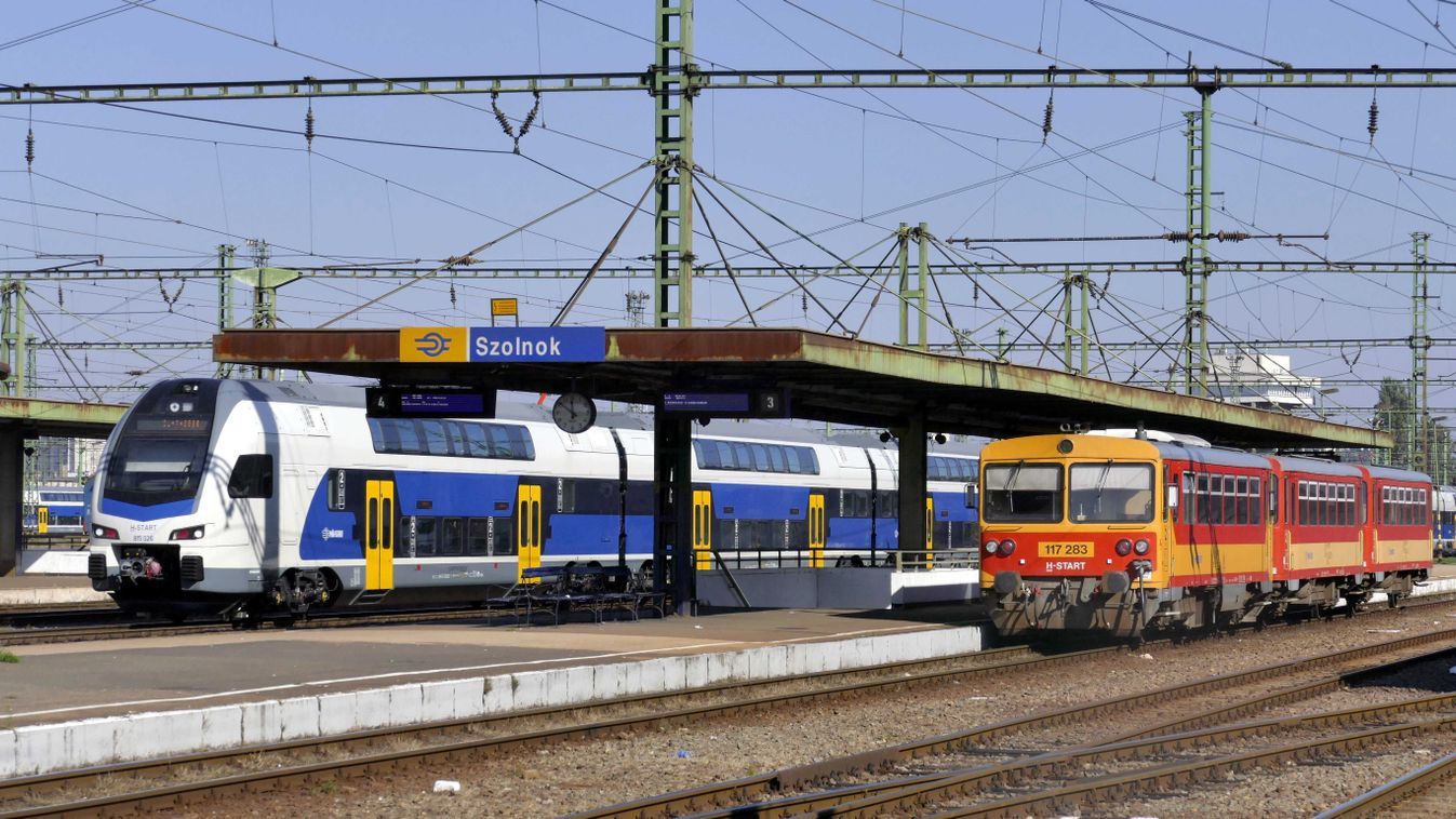 Szolnok, 2021. október 15.
A magyar vasúti személyszállítás fejlődés-történetének két korszakát megjelenítő jármű találkozása a Szolnok vasútállomáson. Balra a Stadler cég KISS típusú elektromotoros meghajtású, kétszintes, nagy utasforgalmú vonalakra terv