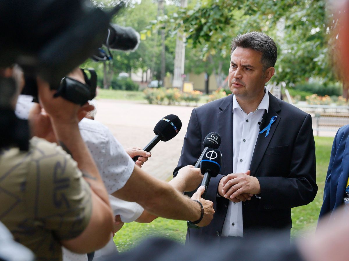 Hódmezővásárhely, 2024. június 9.
Márki-Zay Péter, a Mindenki Magyarországa Néppárt (MMN) EP-listavezetője nyilatkozik, miután leadta szavazatát az önkormányzati, európai parlamenti (EP-) és nemzetiségi választásokon Hódmezővásárhelyen, a Szent István téri általános iskolában kialakított 22. szavazókörben 2024. június 9-én.
MTI/Lehoczky Péter