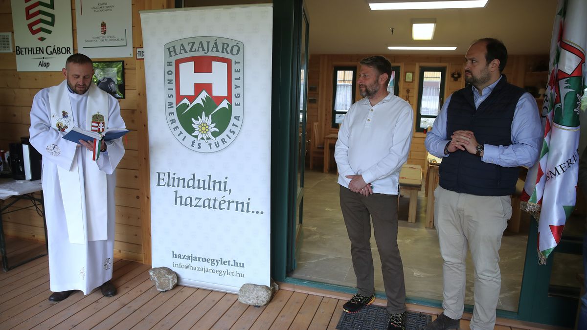 „Elindulni, hazatérni…” Átadták a Hazajáró Turistaházat Dobogókőn