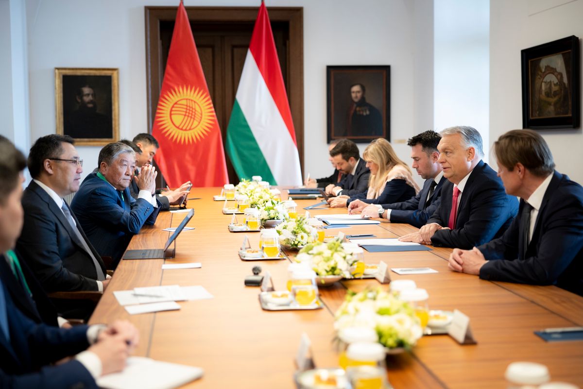 Budapest, 2025. május 21.
A Miniszterelnöki Kommunikációs Főosztály által közreadott képen Orbán Viktor miniszterelnök (j2) tárgyal Szadir Zsaparov kirgiz elnökkel (b) a Karmelita kolostorban 2025. május 21-én.
MTI/Miniszterelnöki Kommunikációs Főosztály/Fischer Zoltán