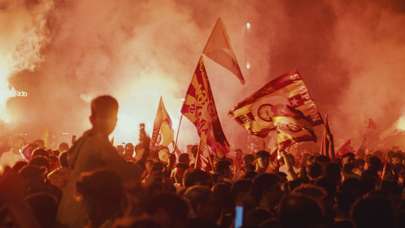 A Galatasaray szurkolói megünnepelték a 25. bajnoki címet