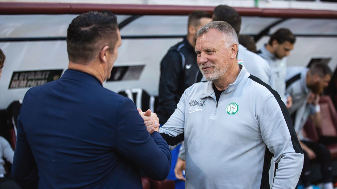 A Paksot felkészítő Bognár György (szürke felsőben) és az FTC-edző, Robbie Keane meccs előtti kézfogása.