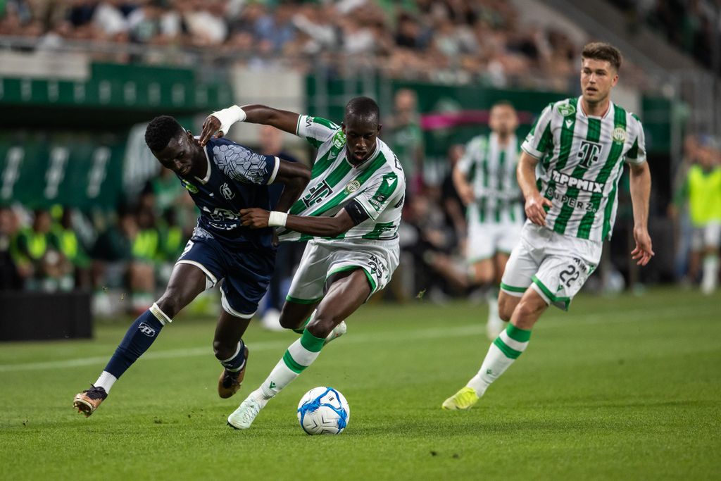 Colley és Cissé párharca után az FTC védője kapott sárgát, a háttérben figyelő Szalai Gábor öngóljával később vezetést szerzett a Puskás Akadémia