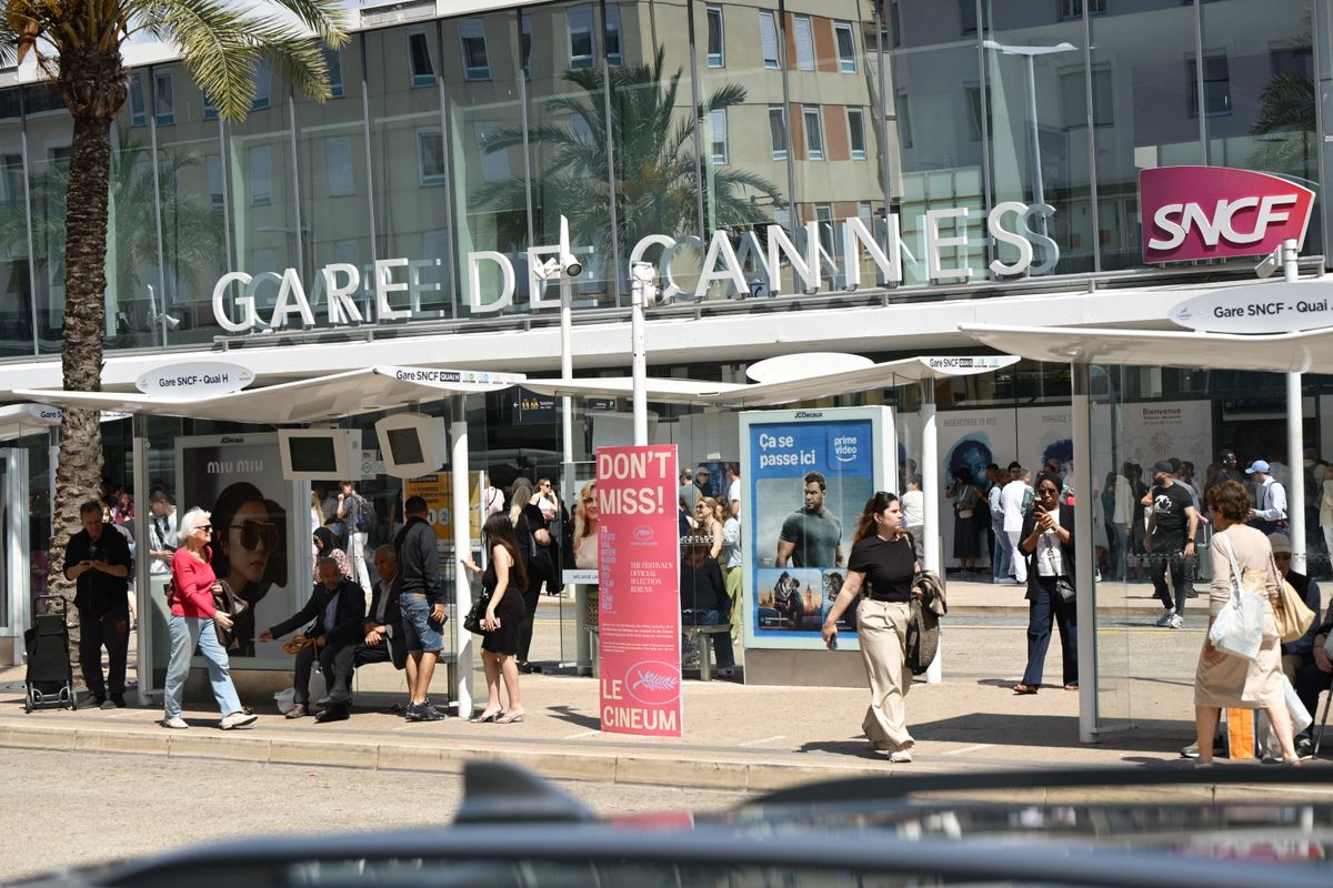 A cannes-i áramszünet hátterében szándékos gyújtogatás is felmerült – a rendőrség vizsgálja az esetet.