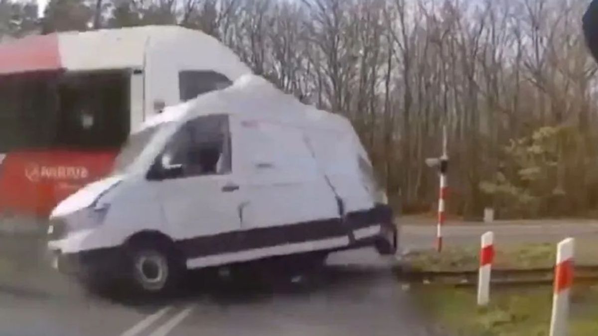 Brutális vonatbalesetet rögzített egy autófedélzeti kamerája + videó