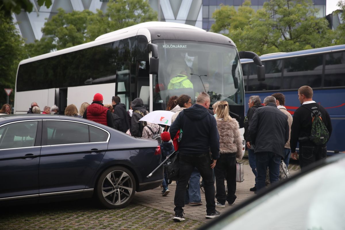 Tisza párt Magyar Péter Debrecen busz indulás