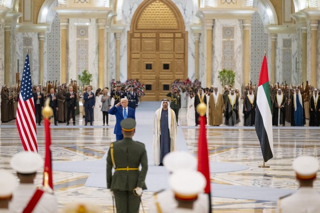 Donald Trump amerikai elnök és Mohamed bin Zayed Al Nahyan sejk áll a nemzeti himnuszok elhangzásakor a Qasr Al-Watan (a Nemzet Palotája) épületében 