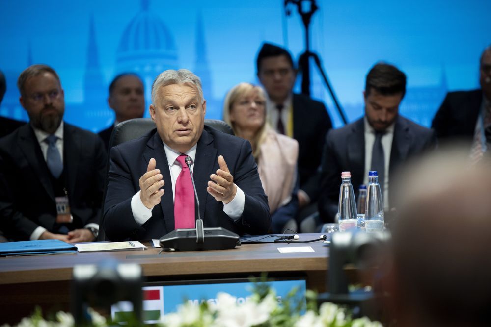 A magyar miniszterelnök arról beszélt, hogy mi fenn tudtuk tartani a rezsicsökkentést, megvédve ezzel a magyar családokat