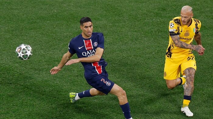 Bajnokok Ligája, BL, döntő, 2025, PSG, Inter, München, Paris Saint-Germain's Moroccan defender #02 Achraf Hakimi (L) and Inter Milan's Italian defender #32 Federico Dimarco vie for the ball during the UEFA Champions League final football match between Par