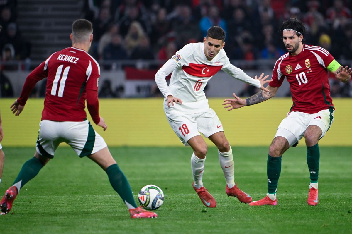 Budapest, 2025. március 23.Kerkez Milos (b) és Szoboszlai Dominik (j), valamint a török Mert Müldür (k) a labdarúgó Nemzetek Ligája A divíziójának osztályozójában játszott Magyarország - Törökország visszavágó mérkőzésen a budapesti Puskás Arénában 2025. március 23-án.MTI/Purger Tamás
