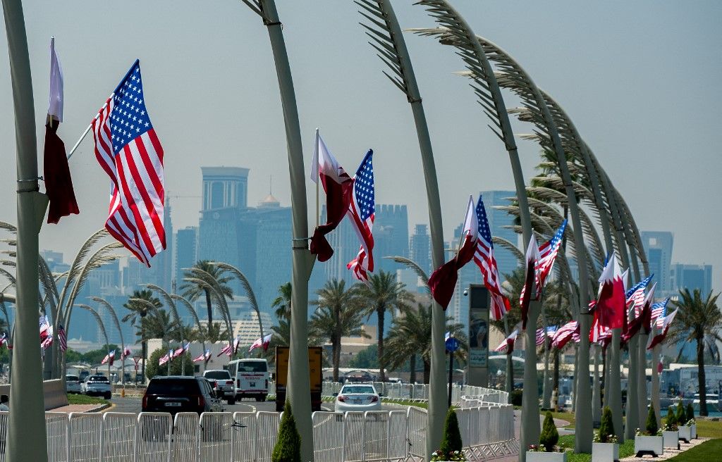 Amerikai és katari zászlók lobognak a dohai corniche-en Donald Trump amerikai elnök érkezése előtt a katari Dohában 2025. május 13-án.
