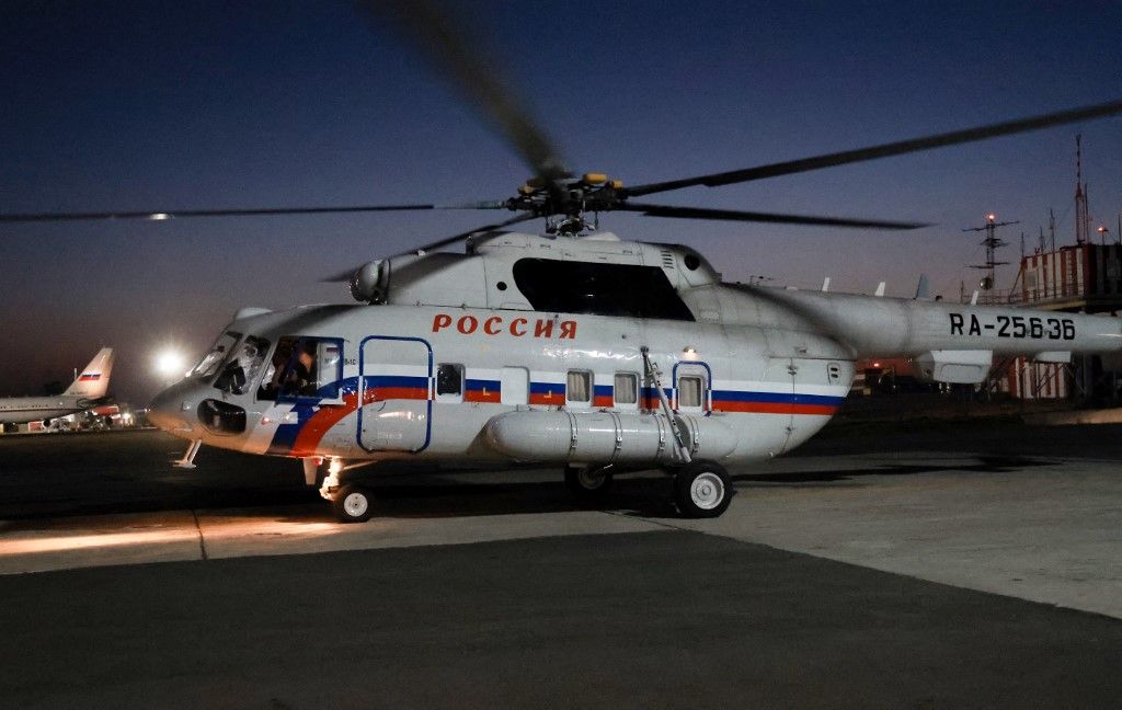 Vlagyimir Putyin orosz elnököt szállító helikopter landol a grozniji repülőtéren 2024. augusztus 20-án (Fotó: AFP)