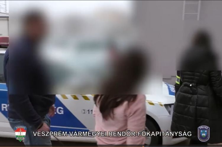 elvezetik a pápai csecsemőgyilkos fiatal nőt a rendőrök