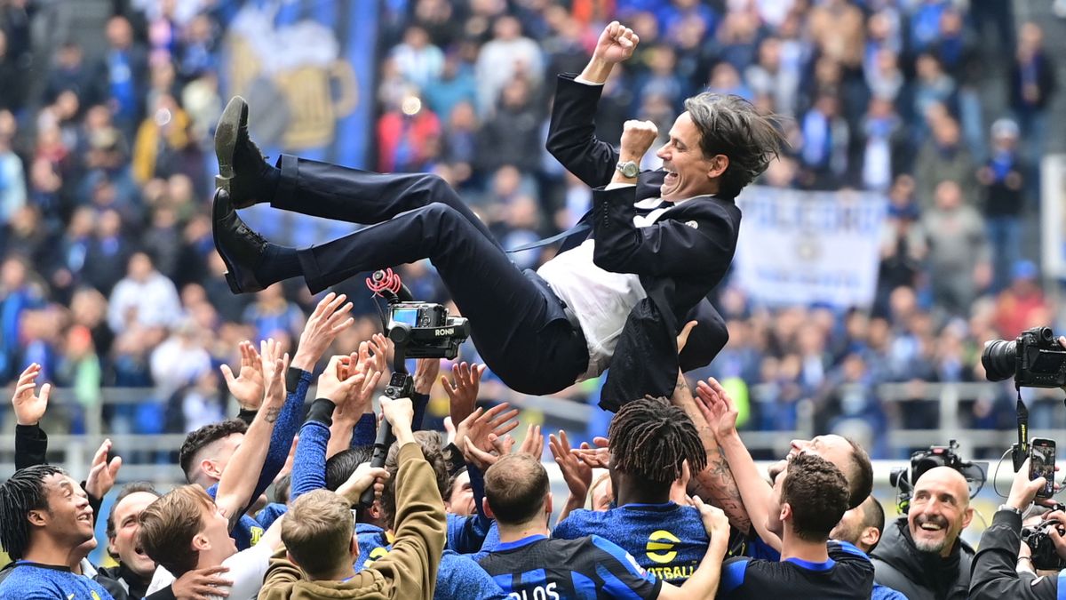 Simone Inzaghit dobálják az Inter játékosai az olasz bajnoki cím megnyerése után.