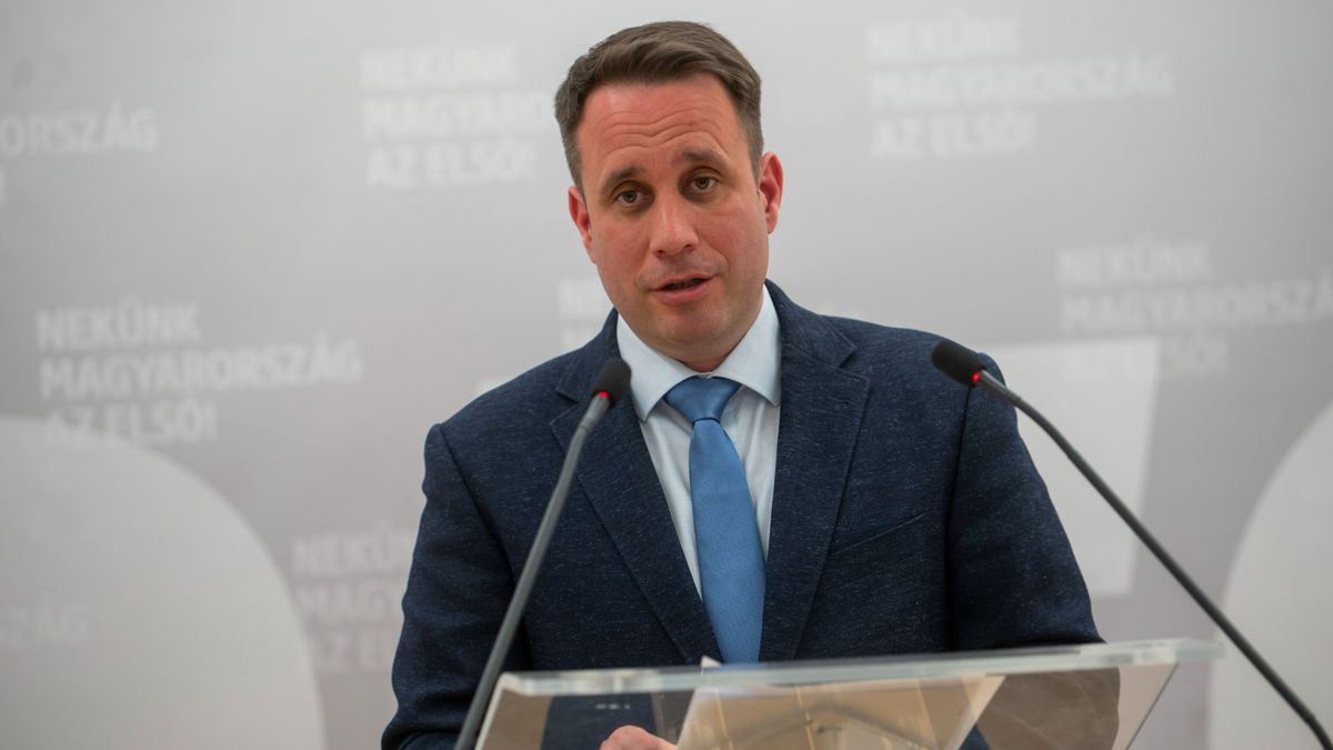 Dömötör Csaba kiosztotta az ukránbarát Manfred Webert