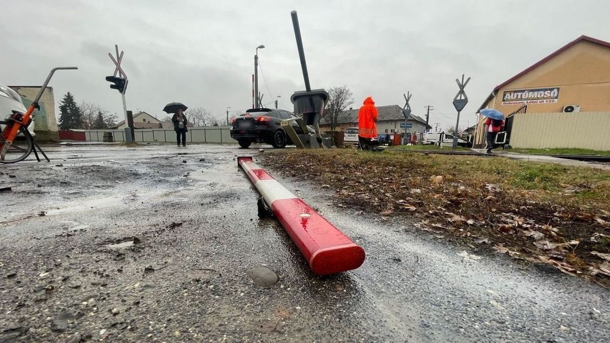 Lezárt vasúti átjáróba hajtott egy kisteherautó, a sorompó sem állította meg