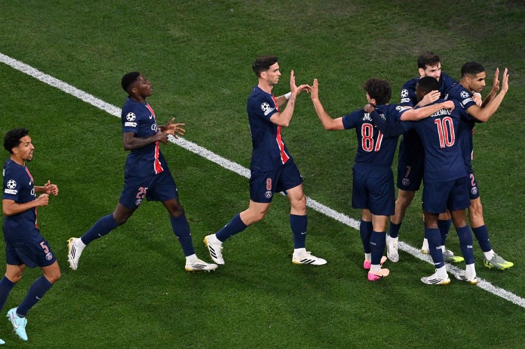 Bajnokok Ligája, BL, döntő, 2025, PSG, Inter, München, Paris Saint-Germain's Moroccan defender #02 Achraf Hakimi (R) celebrates scoring his team's first goal with team mates during the UEFA Champions League final football match between Paris Saint-Germain