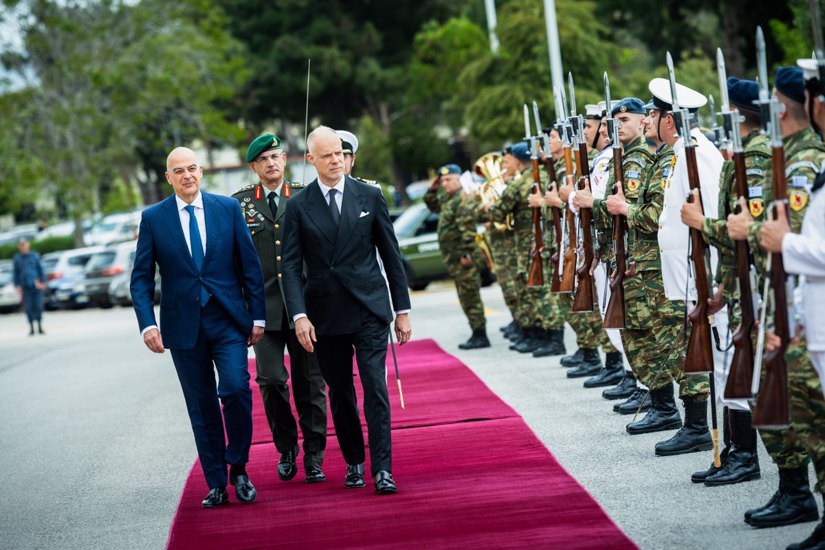 Szalay-Bobrovniczky Kristóf honvédelmi miniszter és Nikosz Dendiasz görög védelmi miniszter (Fotó: MTI/EPA/ANA-MPA/Alexandrosz Beltesz)