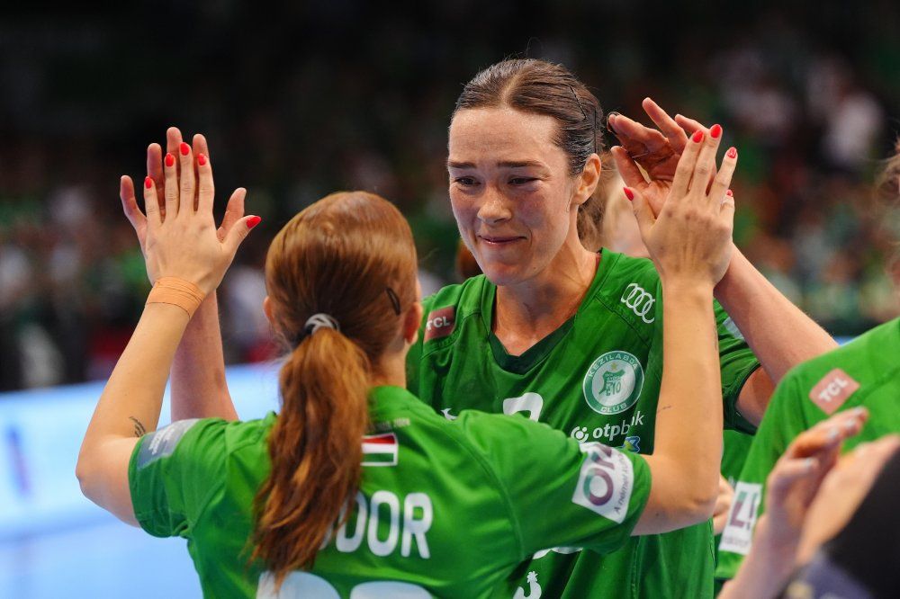 Kari Brattset ünnepli a Győr győzelmét Fodor Csengével az FTC elleni rangadón a női kézilabda NB I rangadóján