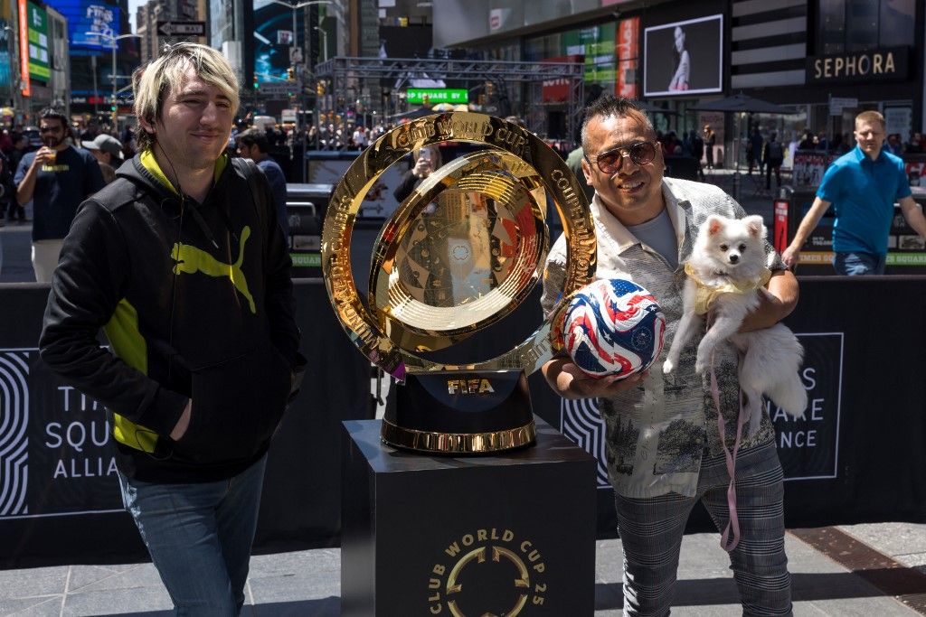 A szurkolók már most fotózkodhatnak a 2025-ös FIFA-klubvilágbajnokság trófeájával New Yorkbam a Times Square-en. A dinamikus jegyárazással talán még nem ismerkedtek meg.