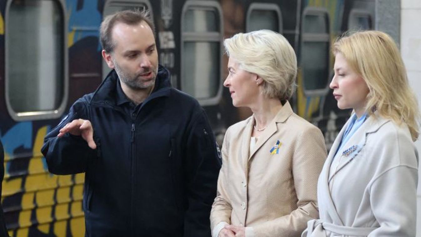 Ursula von der Leyen and Olha Stefanishyna with the head of the Ukrainian state railway company (Photo: AFP)